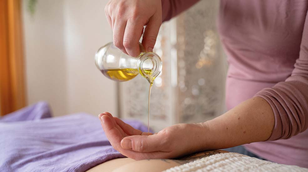 Aromaöl auf die Hand gegossen, Massage